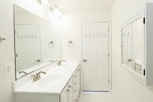 Building Photo - Pet-Friendly Fry's Spring Townhome Near 5t...