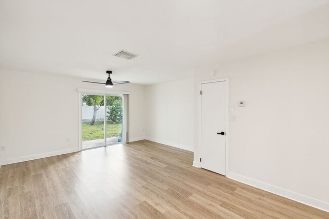 Building Photo - 1240 Dovehill Dr