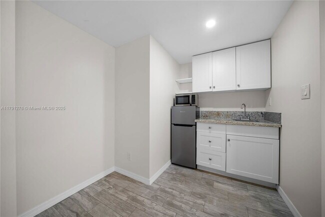 Building Photo - 1041 NE 9th Ave