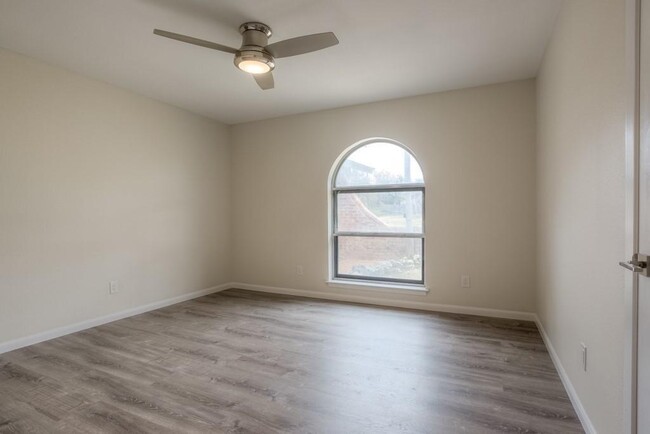 Building Photo - 2503 Versailles Dr