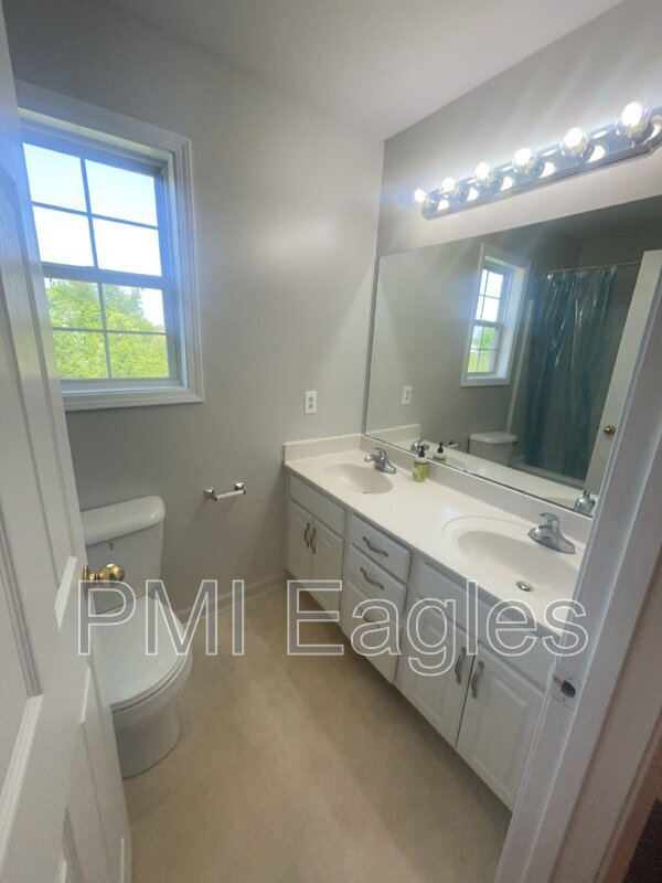 Building Photo - 102 Milard Ct