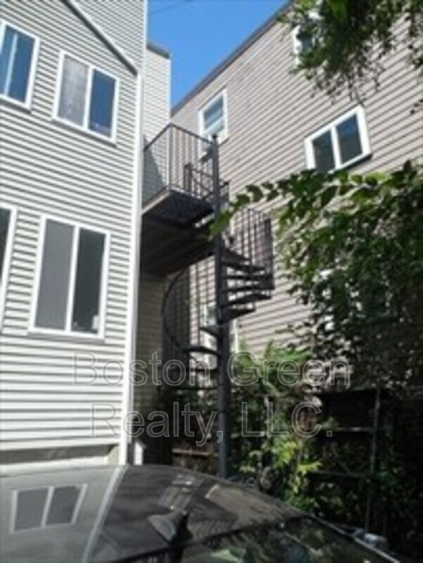 Building Photo - 652 Dorchester Ave