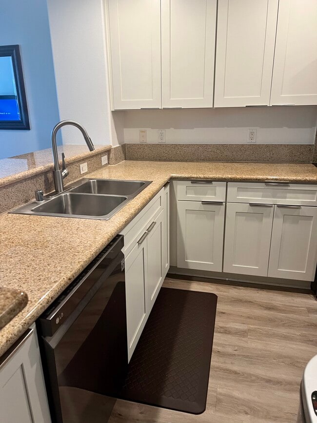 Updated cabinetry LG dishwasher - 520 Lunalilo Home Rd