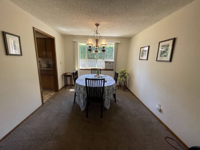 Building Photo - Lovely 3bed/2bath Ranch style home with HUGE private yard in a peaceful cul-de-sac!