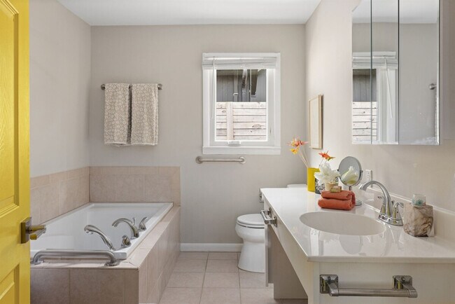 Building Photo - 500 Oak Ave