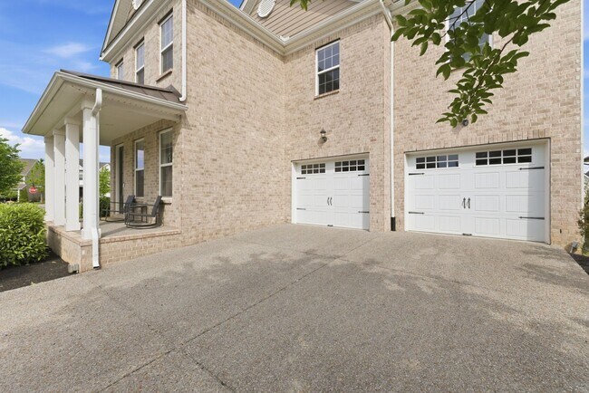 Building Photo - Luxury Executive Living in Sought-After Franklin Community