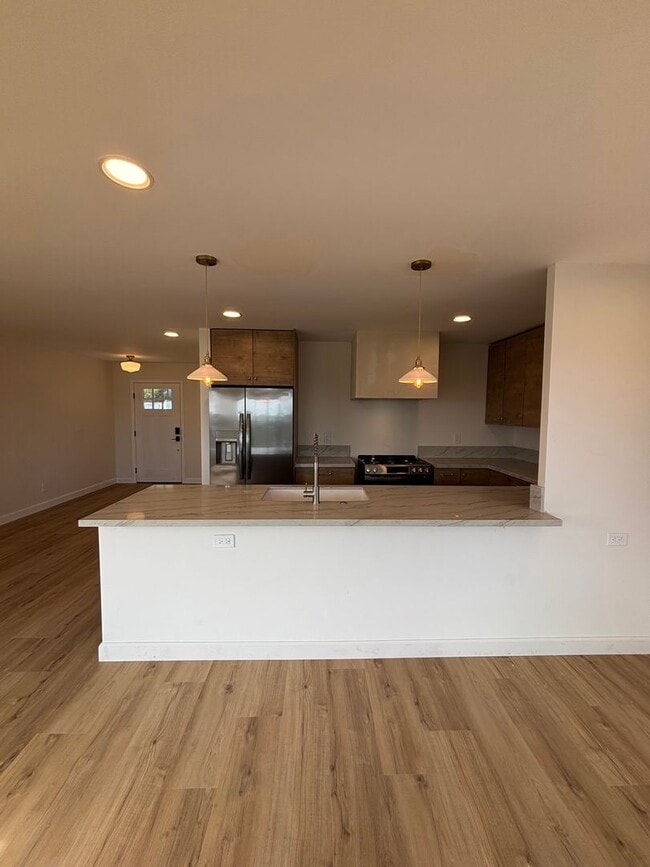 Building Photo - 2 Bed 1 Bath Apartment for Rent in Pacific...