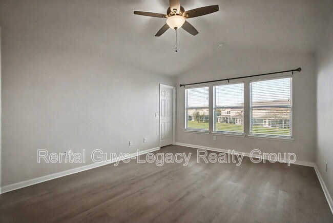 Building Photo - 6986 Roundleaf Dr