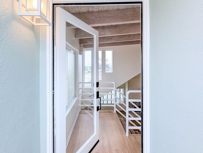 Building Photo - 3525 Sunset Ln