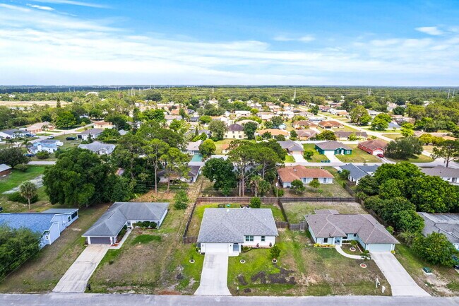 Building Photo - 3/2, fully fenced single family home in NW...