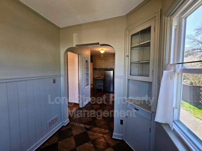 Building Photo - 224 N Russet St