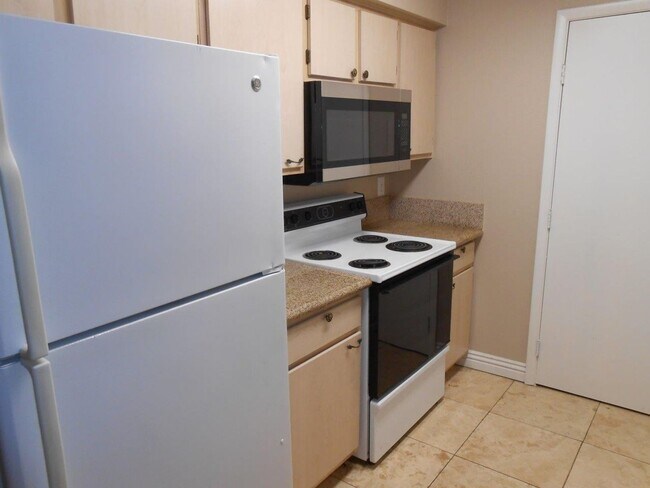 Building Photo - Spacious 2nd Floor Condo in Gated Community in West