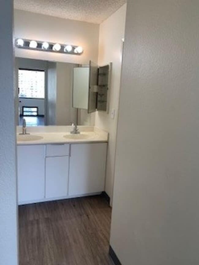 Building Photo - Kukui Plaza - 2 bedroom, 1 bath condo with 1 parking