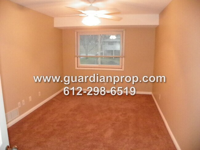 Building Photo - Woodbury Side by Side Available October 1, Family Room, Large Deck, Attached Garage