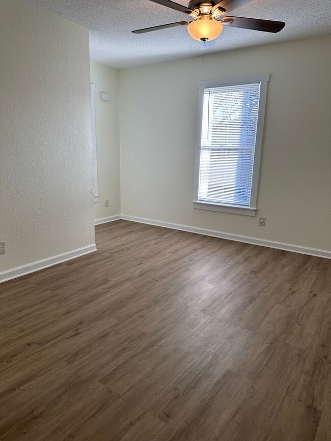 Building Photo - Newly Updated 2 bedroom 1 bath in Excelsio...