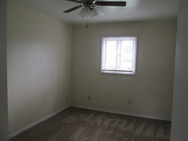 Building Photo - 3504 Oakview Dr