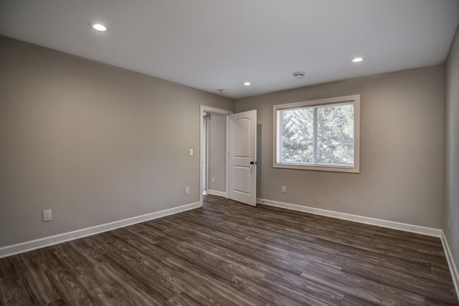 Building Photo - 3 Bedroom Town Home