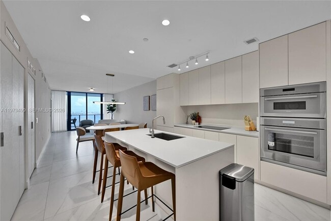 Building Photo - 700 NE 24th St