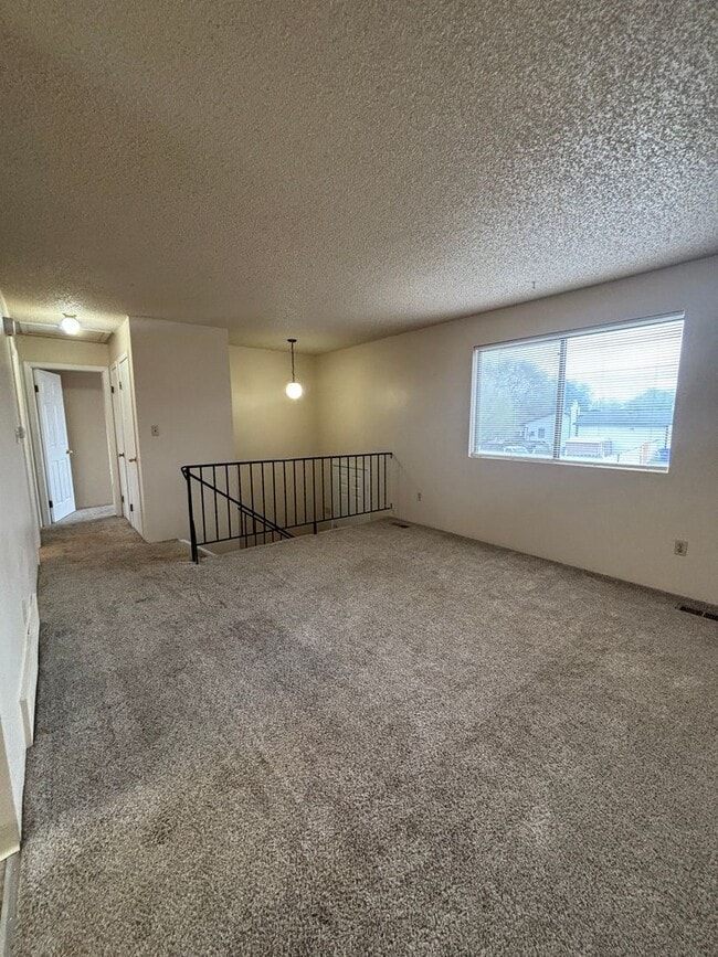Building Photo - 3 Bed 1 Bath Home near Aeroplaza and Power...