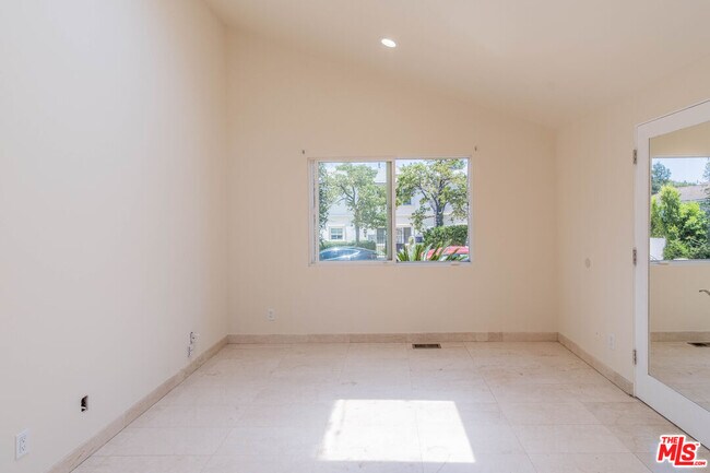 Building Photo - 480 N Robinwood Dr