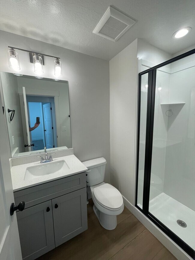 Building Photo - Freshly Updated Townhome with Walk-In Clos...