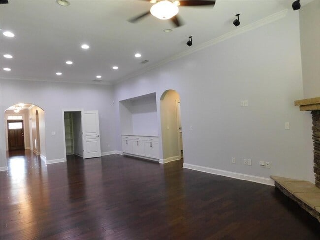 Building Photo - 330 La Perla Dr