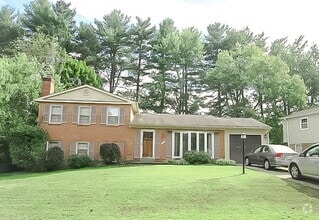 Building Photo - Stunning 4 Bedroom 2.5 Bathroom 3-Level Ho...
