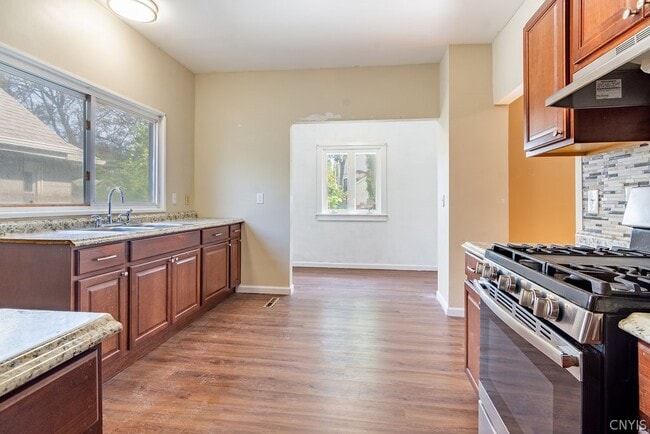 Building Photo - 325 S Midler Ave