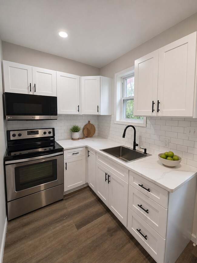 Building Photo - Beautiful Newly-Renovated Home!