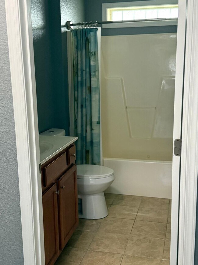 Building Photo - 4 bedroom 3 baths single family house clos...