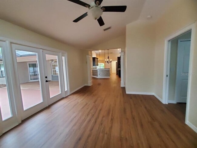 Building Photo - 10 Wayler Pl