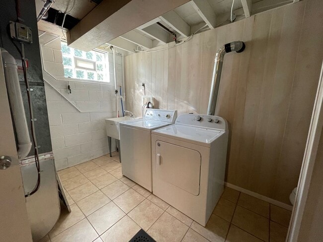 Building Photo - Comfortable 3-Bedroom Home with Private Backyard in Pittsburgh!