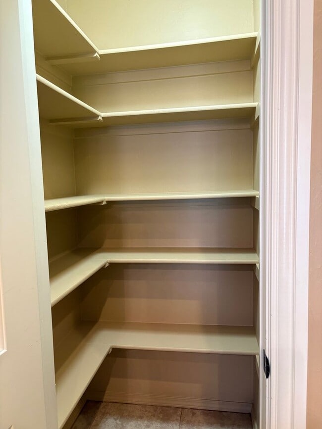 Building Photo - Large four bedroom home in Edmond