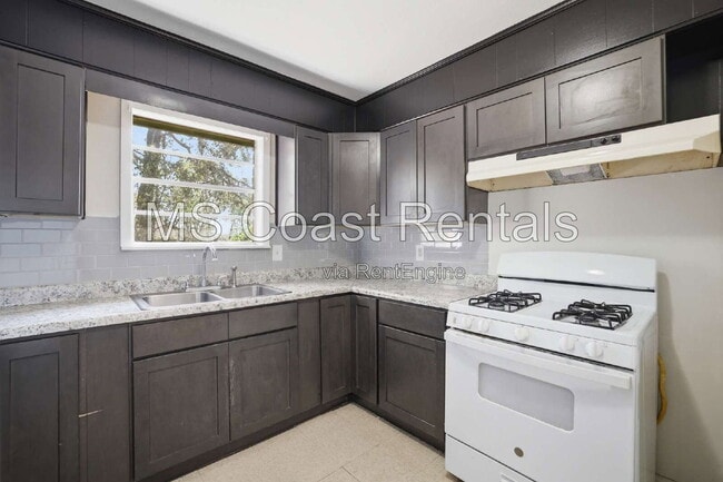 Building Photo - 16205 Seville Ct