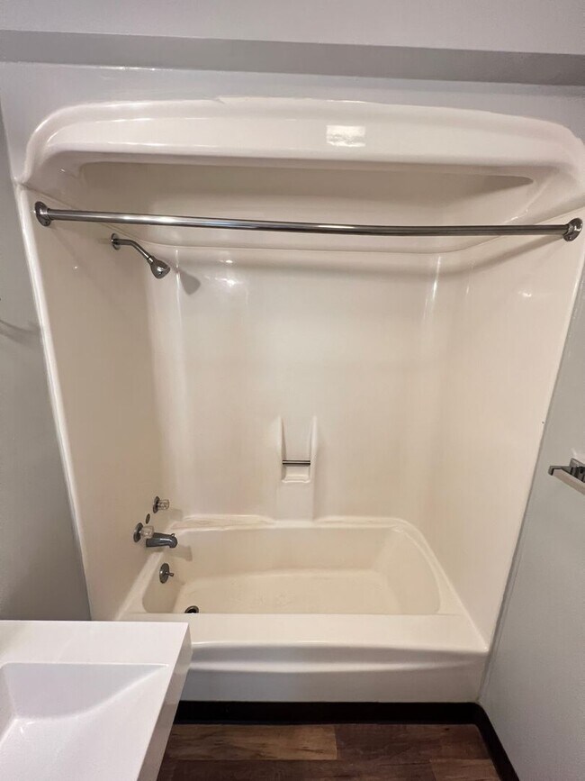 Building Photo - Spacious 1 Bedroom Apartment! Available August 1st