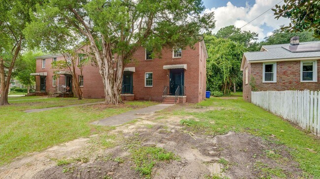 Building Photo - 3 Bedroom 1 Bath Townhouse in Wagener Terrace - Charleston Peninsula