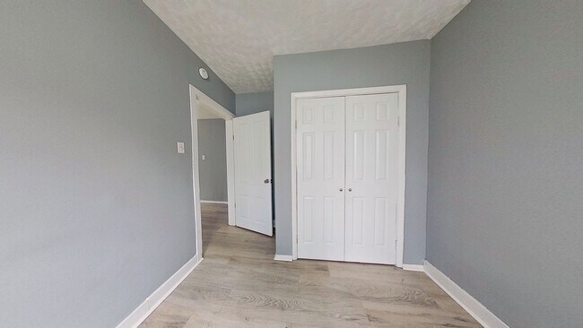 Building Photo - 1st Floor Apartment *MOVE IN SPECIAL*