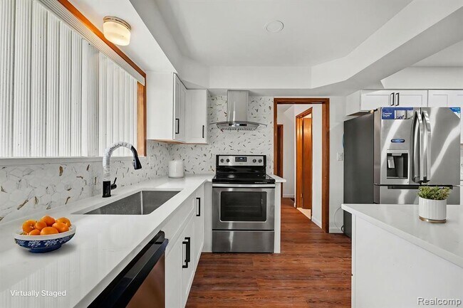 Building Photo - 35656 Saxony Dr