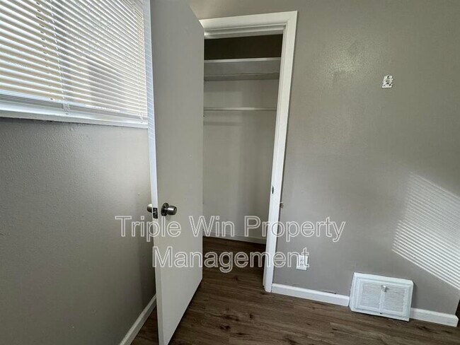 Building Photo - 227 Meadowcrest Dr