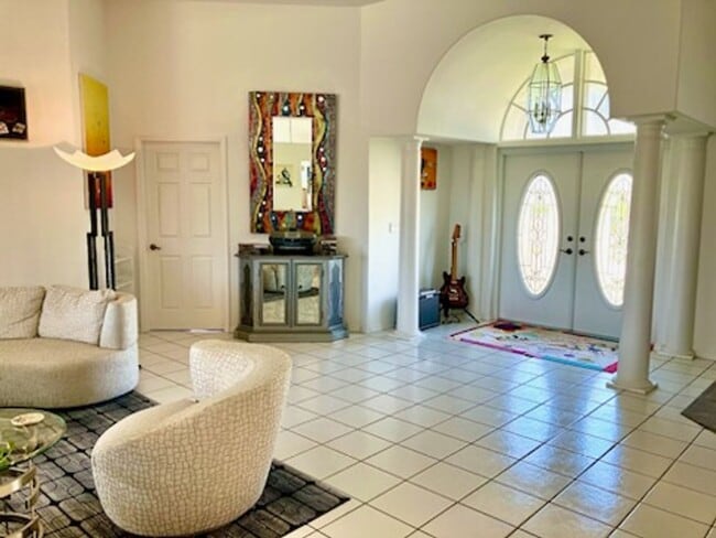 Building Photo - Home