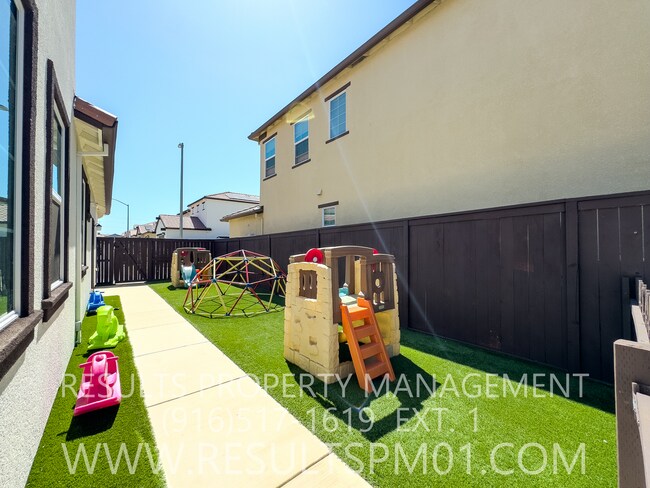 Building Photo - Antelope 3 Bed 2.5  Bath Beauty