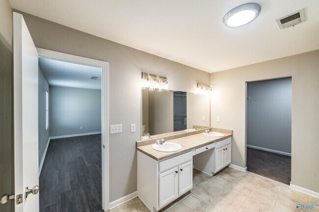 Building Photo - 217 Whitestone Dr NE