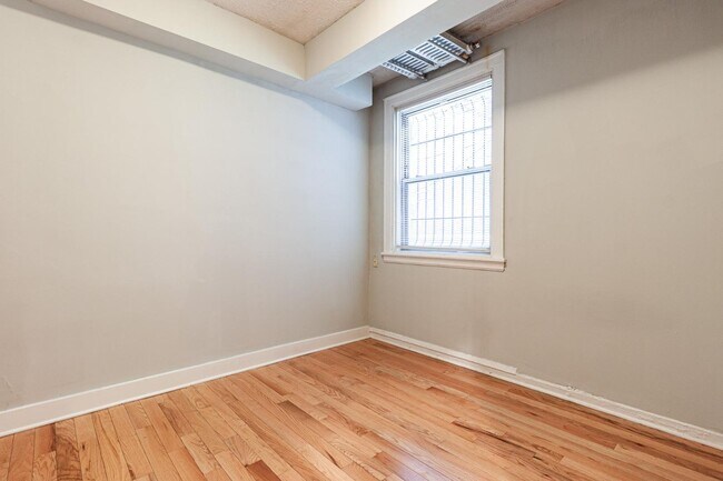 Building Photo - 546 W Surf St
