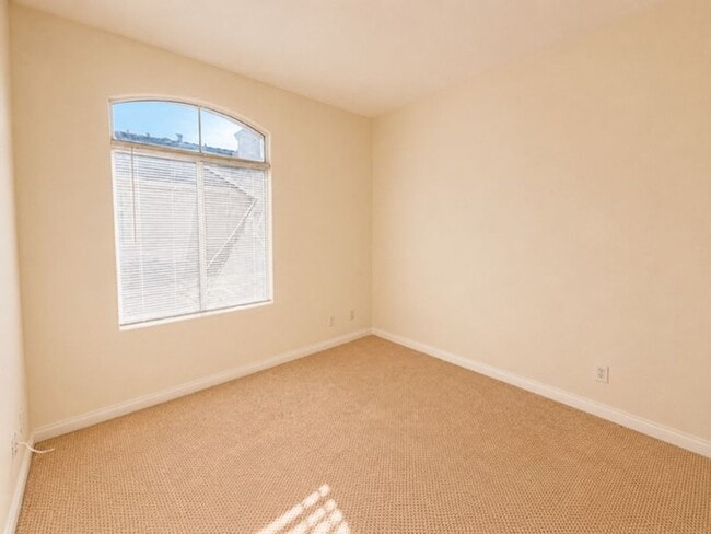 Building Photo - 910 Camino De La Reina