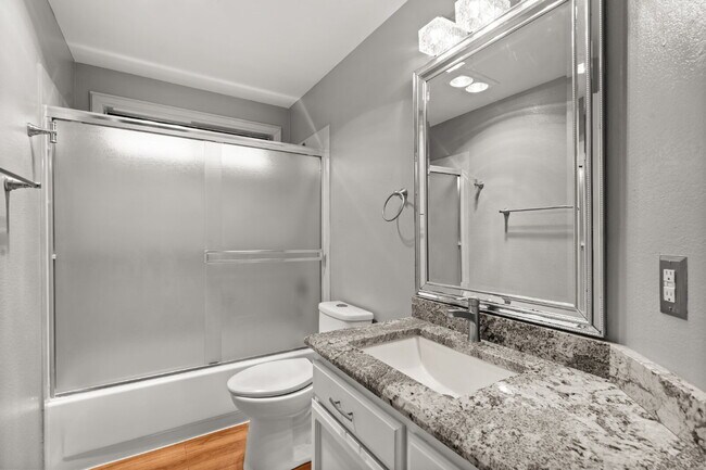 Building Photo - 2360 Temple Dr