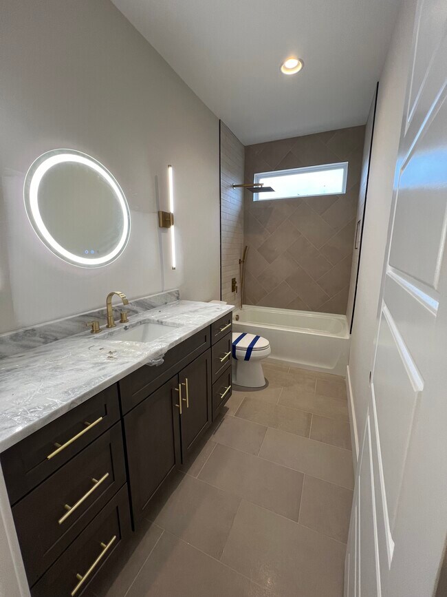 Building Photo - Clarksville Luxury home