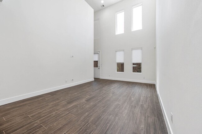 Building Photo - 5519 Paraiso Pl