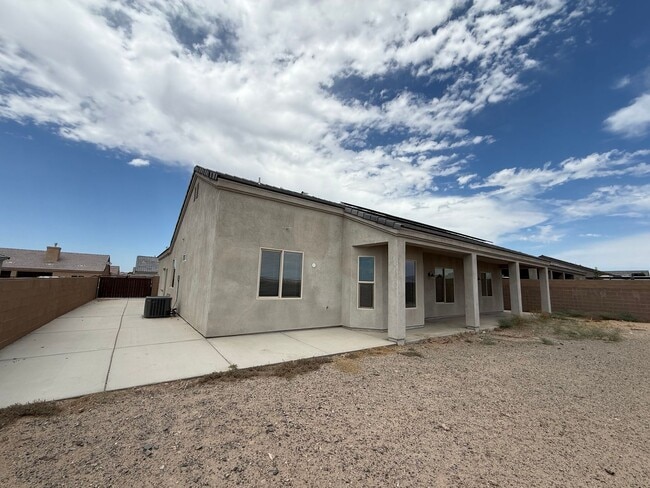 Building Photo - 4 Bedroom in Villa Chaparral!