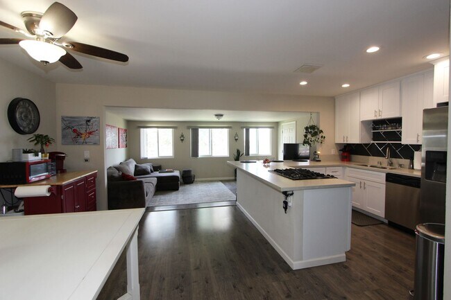 Building Photo - 4 Bedroom 2 Bathroom Home  - Move in special