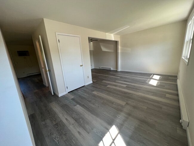 Building Photo - Spacious 3BR Townhome - LOTS OF ROOM!!! - ...